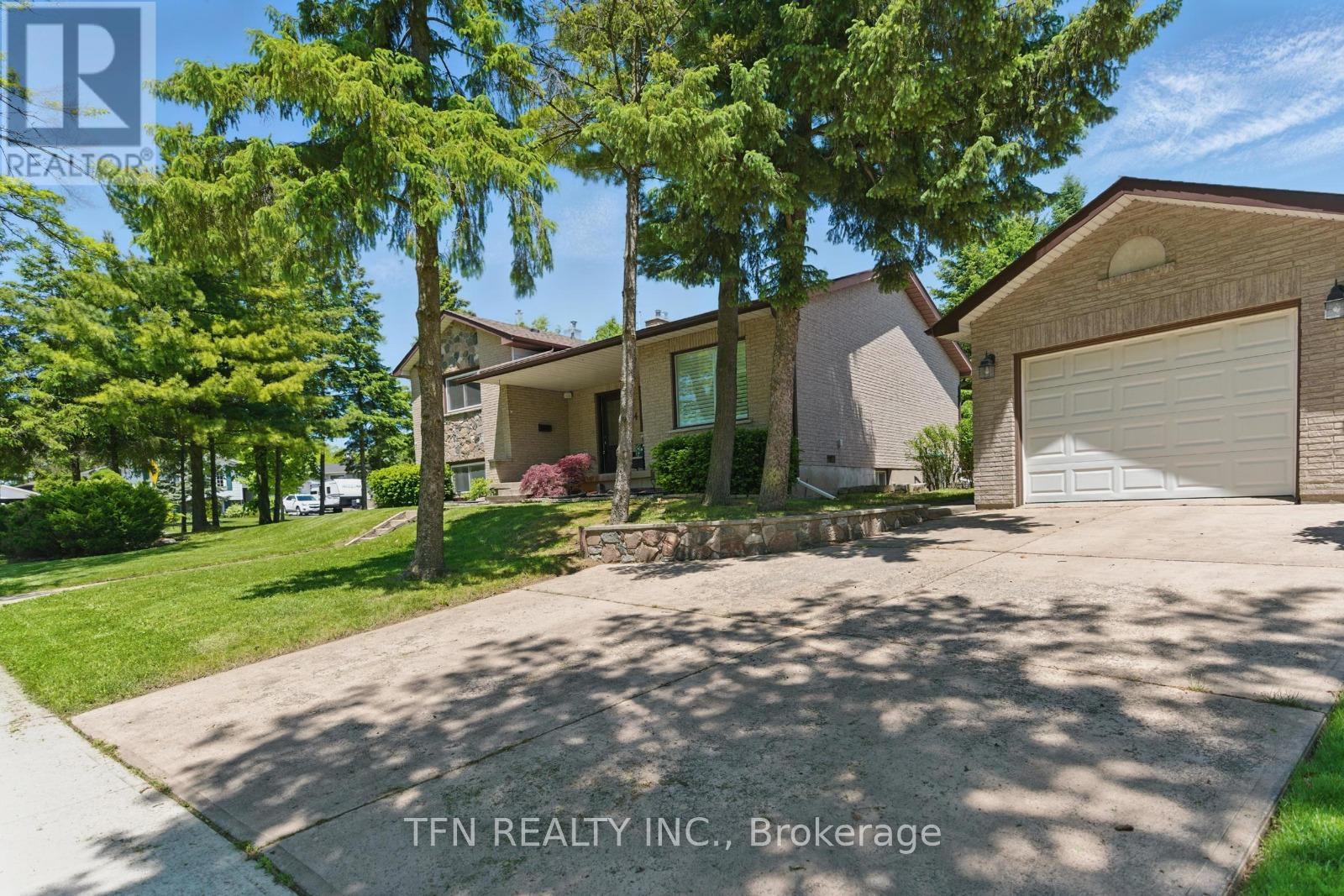 4124 Preston Avenue, Niagara Falls, Ontario  L2H 2C5 - Photo 2 - X12458216