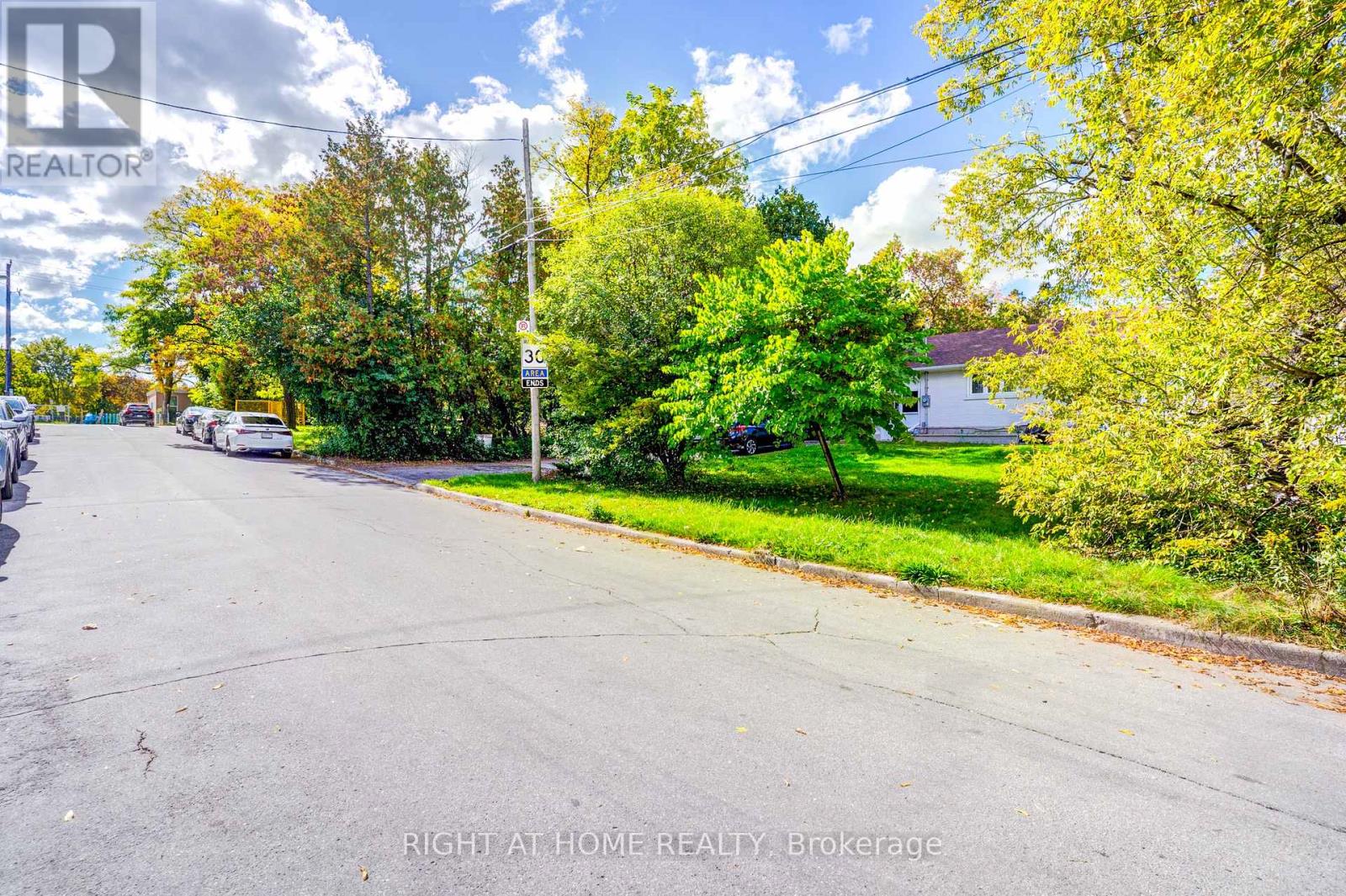 6 Manorcrest Drive, Toronto, Ontario  M2N 5K1 - Photo 4 - C12453355