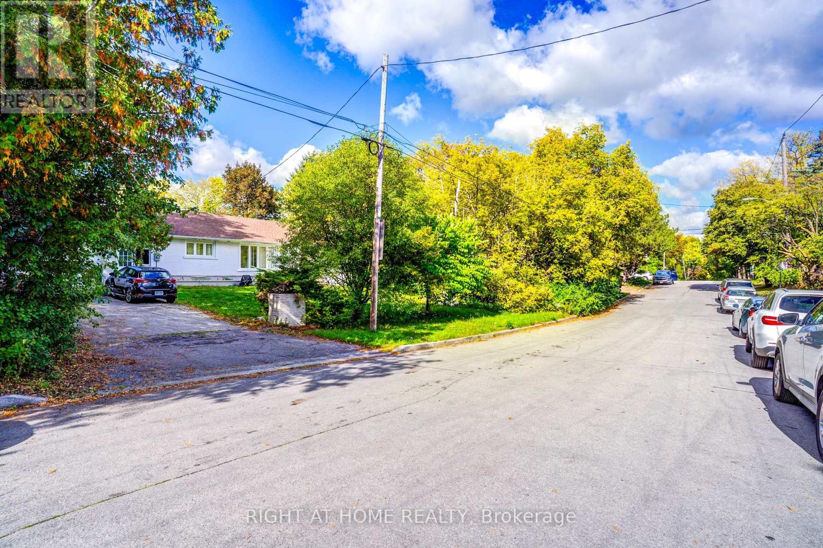 6 Manorcrest Drive, Toronto, Ontario  M2N 5K1 - Photo 5 - C12453355