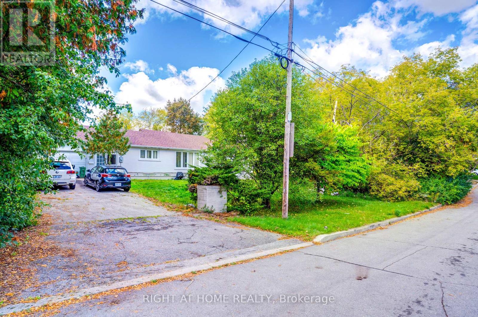 8 Manorcrest Drive, Toronto, Ontario  M2N 5K1 - Photo 2 - C12453359