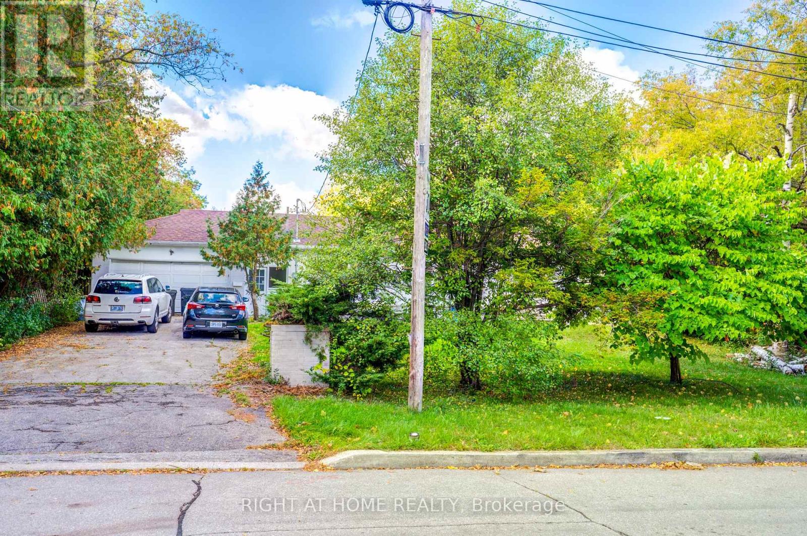 8 Manorcrest Drive, Toronto, Ontario  M2N 5K1 - Photo 3 - C12453359