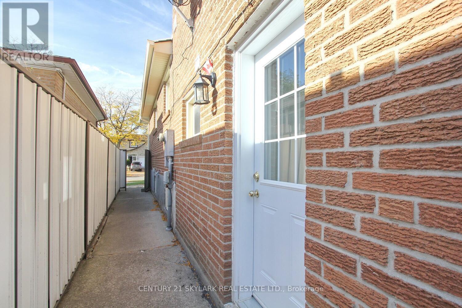3376 Twilight Road, Mississauga, Ontario  L4T 1Z9 - Photo 4 - W12458242