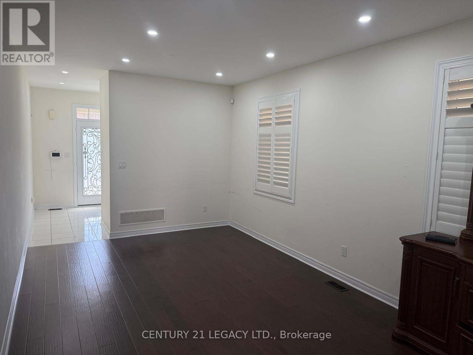 8 George Gray Drive, Brampton, Ontario  L6R 4A3 - Photo 2 - W12458245