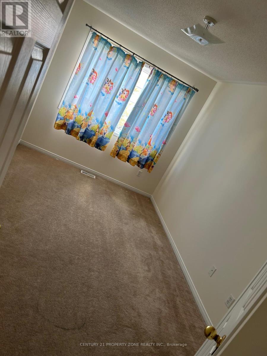 3940 Stardust Drive, Mississauga, Ontario  L5M 8A6 - Photo 7 - W12458286