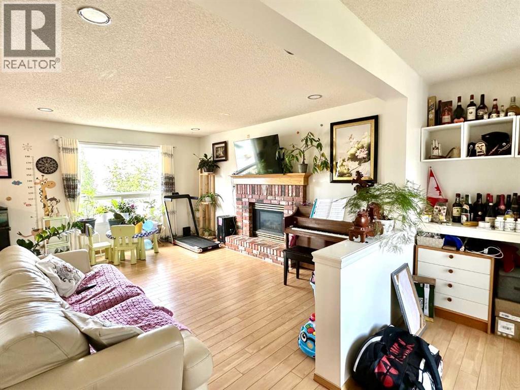 92 Somerset Drive Sw, Calgary, Alberta  T2Y 3C3 - Photo 2 - A2263183