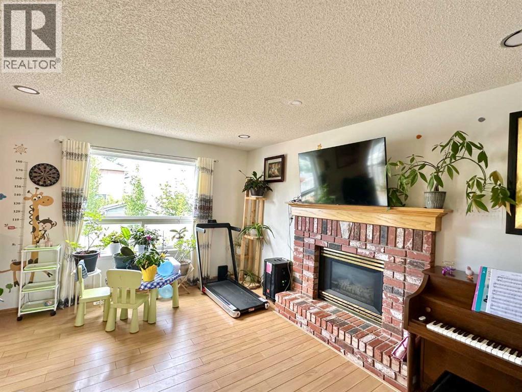 92 Somerset Drive Sw, Calgary, Alberta  T2Y 3C3 - Photo 3 - A2263183