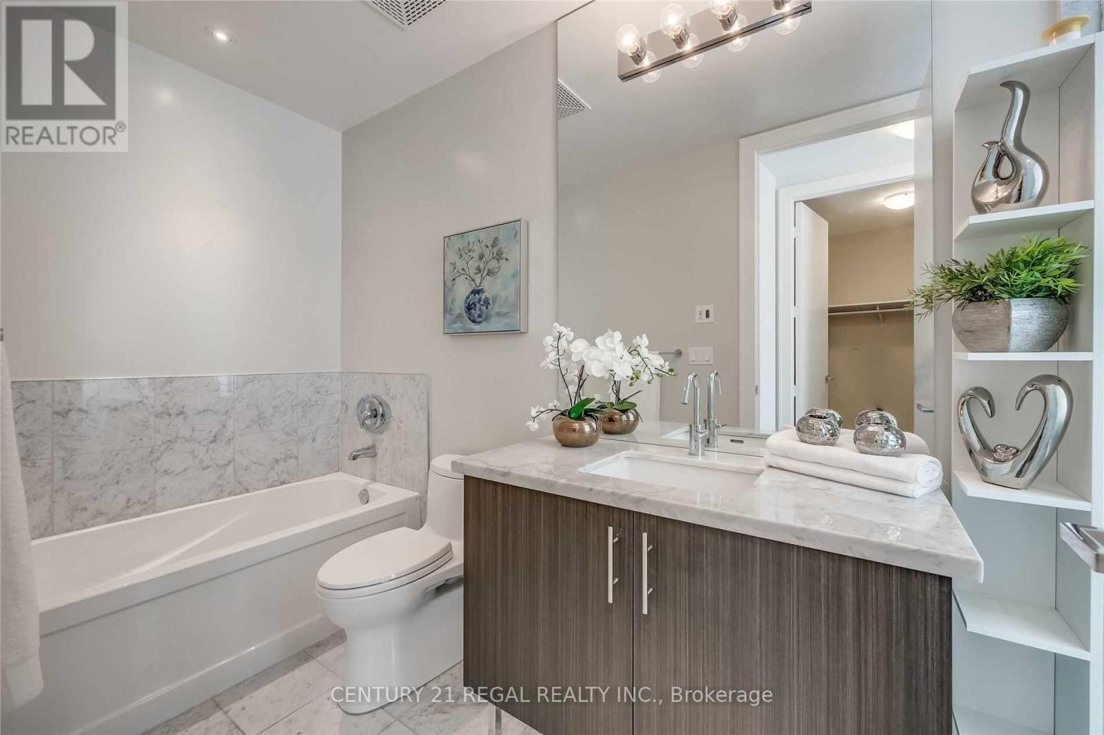 29 Queens Quay E, Toronto, Ontario  M5E 0A4 - Photo 18 - C12458308