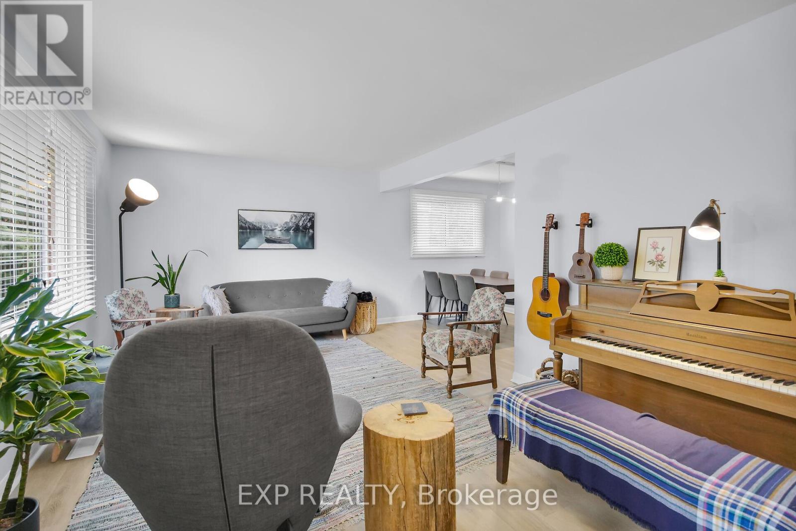61 Larkspur Crescent, London North, Ontario  N6H 3R1 - Photo 4 - X12458347