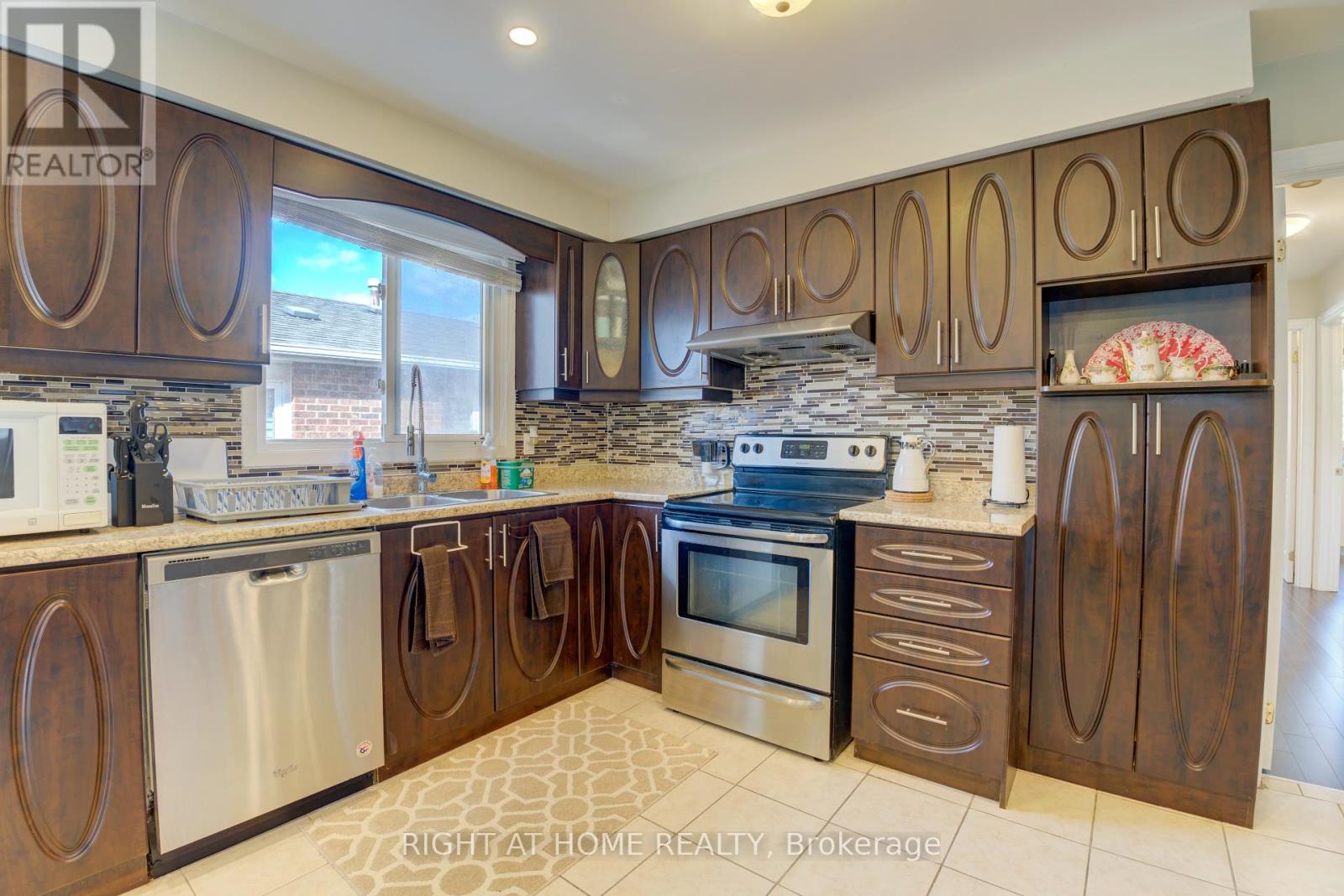 208 Meadows Boulevard, Mississauga, Ontario  L4Z 1J9 - Photo 5 - W12458290