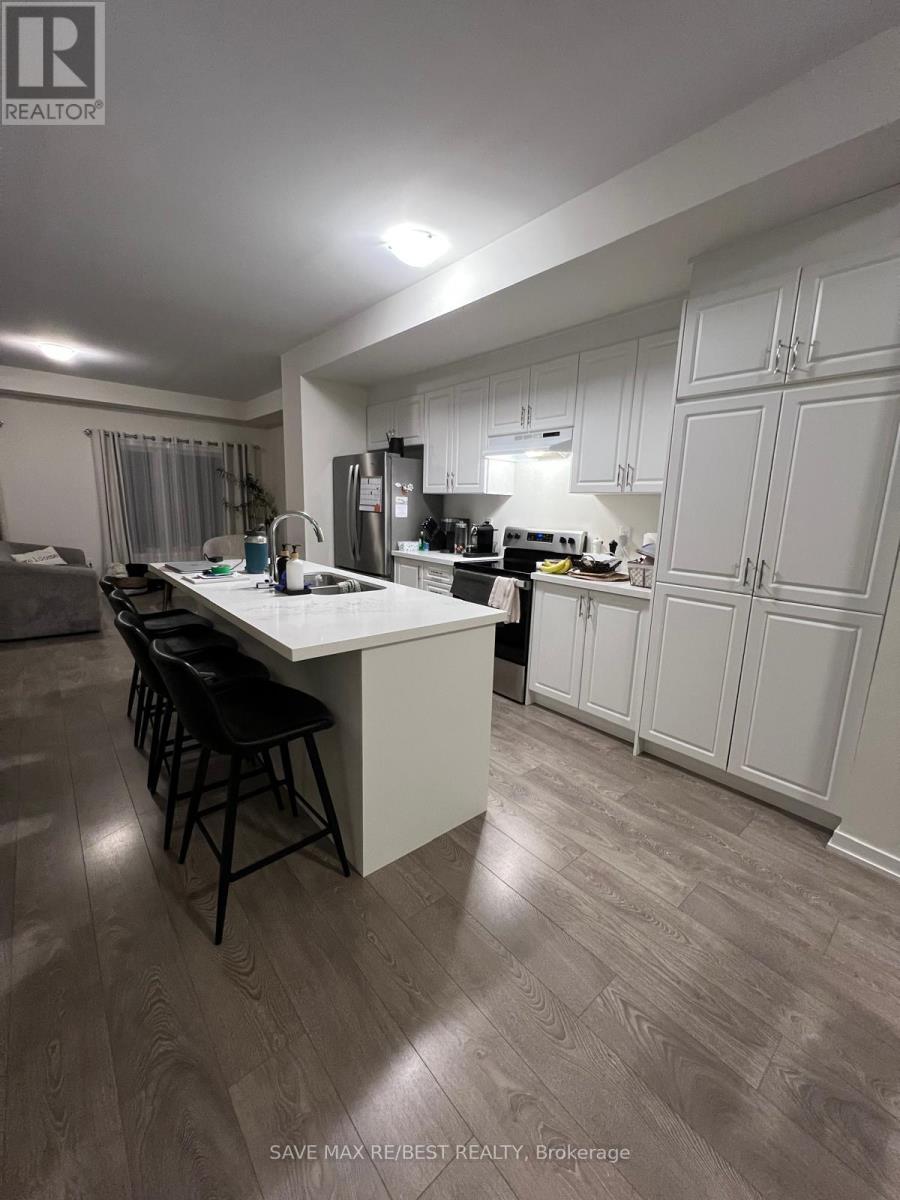 10 Heathrow Lane, Caledon, Ontario  L7E 4M4 - Photo 3 - W12458305