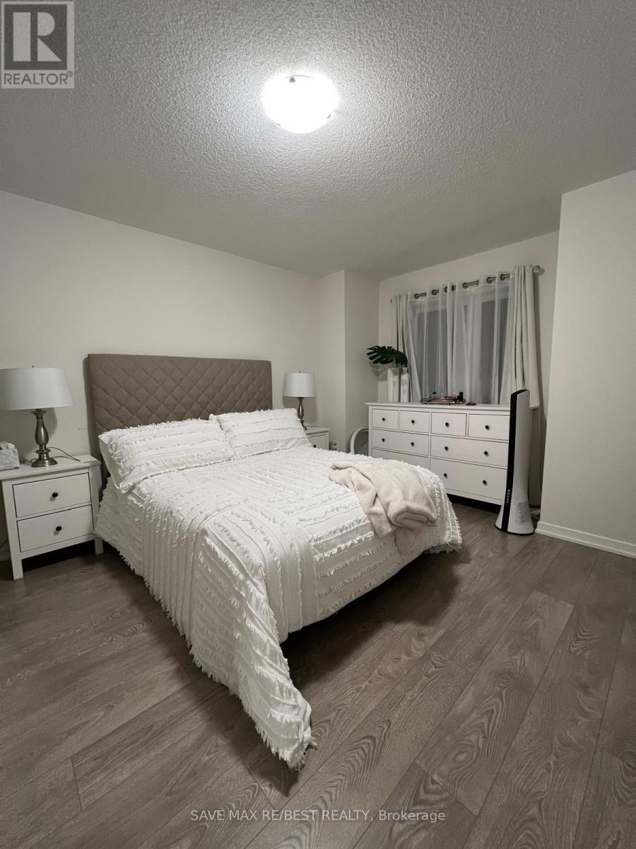 10 Heathrow Lane, Caledon, Ontario  L7E 4M4 - Photo 7 - W12458305