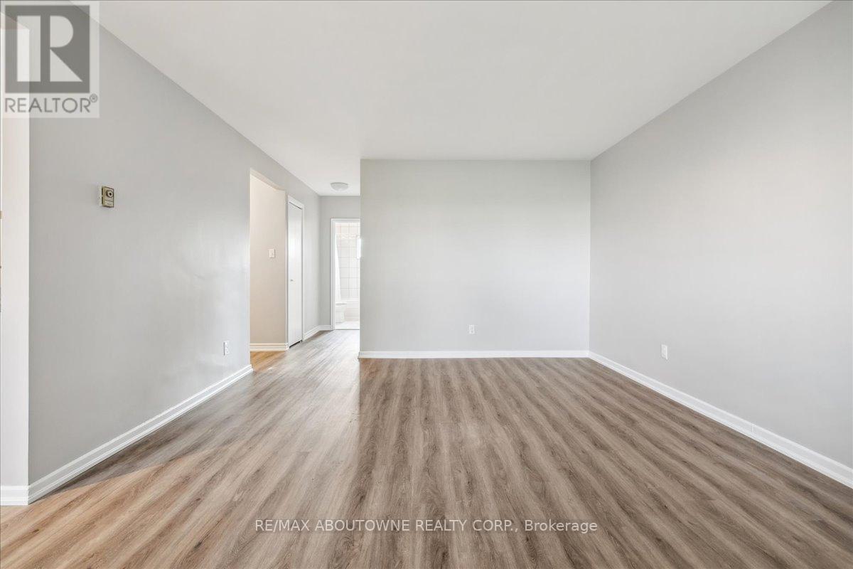 1 - 2350 Queensway Drive, Burlington, Ontario  L7R 3T3 - Photo 16 - W12458306