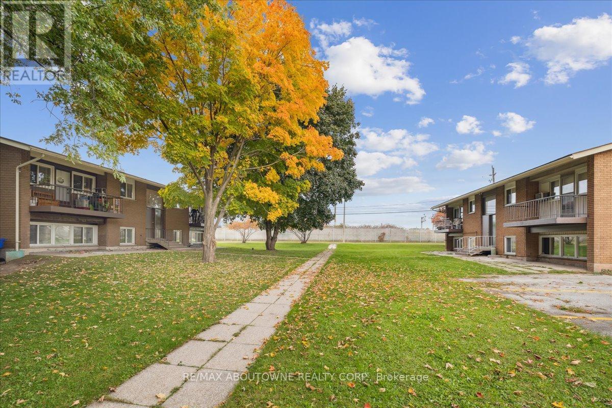 1 - 2350 Queensway Drive, Burlington, Ontario  L7R 3T3 - Photo 3 - W12458306