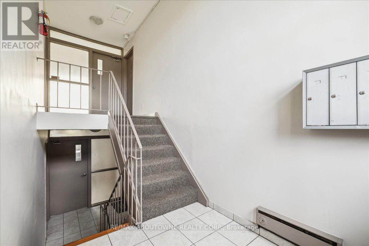 1 - 2350 Queensway Drive, Burlington, Ontario  L7R 3T3 - Photo 7 - W12458306
