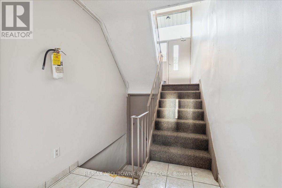 1 - 2350 Queensway Drive, Burlington, Ontario  L7R 3T3 - Photo 8 - W12458306