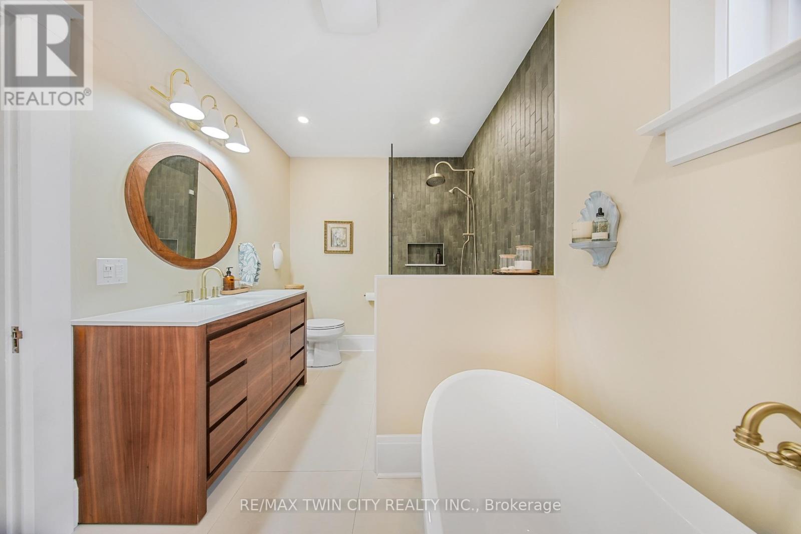 60 Heins Avenue, Kitchener, Ontario  N2G 1Z8 - Photo 24 - X12458301