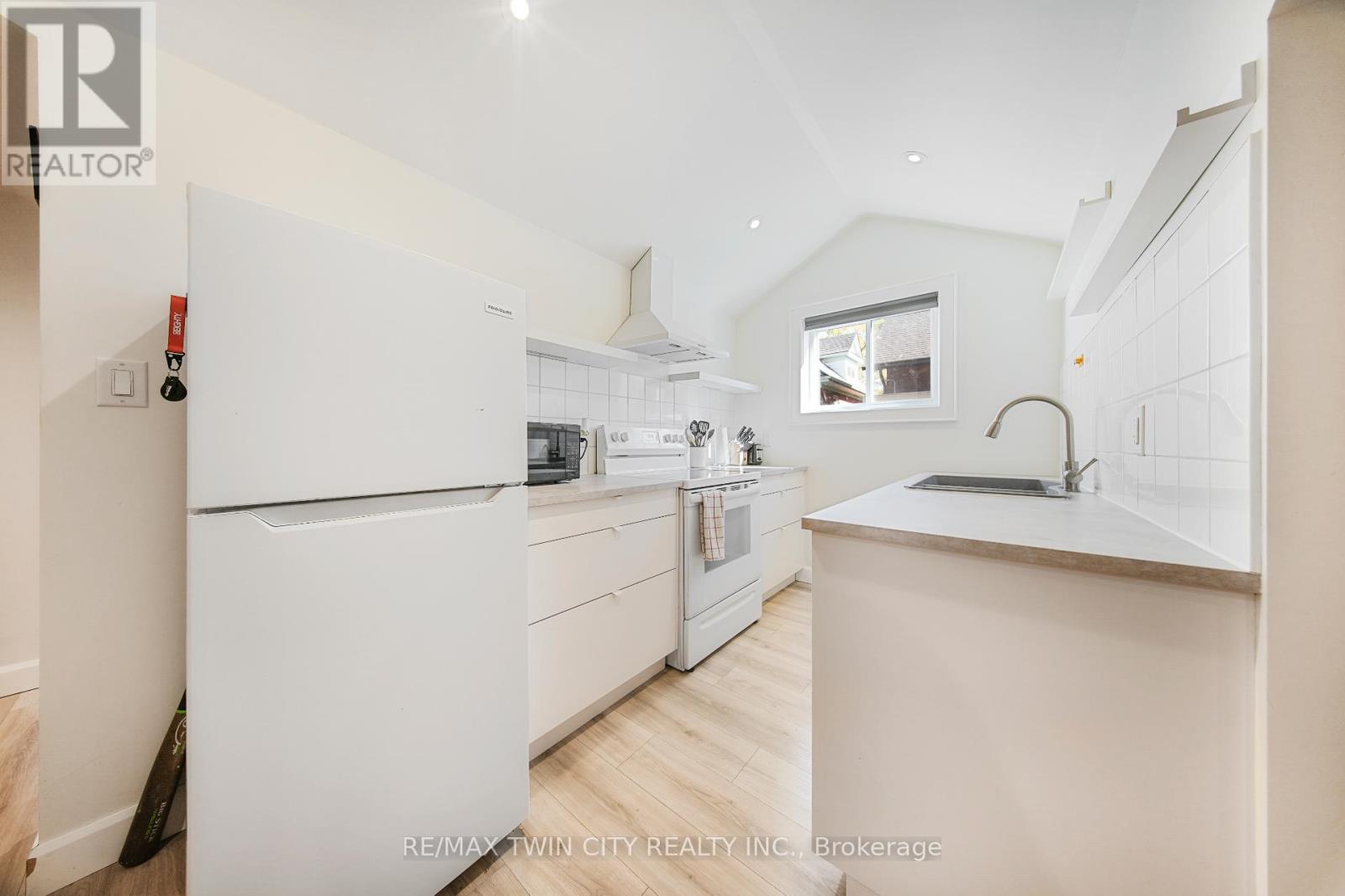 60 Heins Avenue, Kitchener, Ontario  N2G 1Z8 - Photo 36 - X12458301