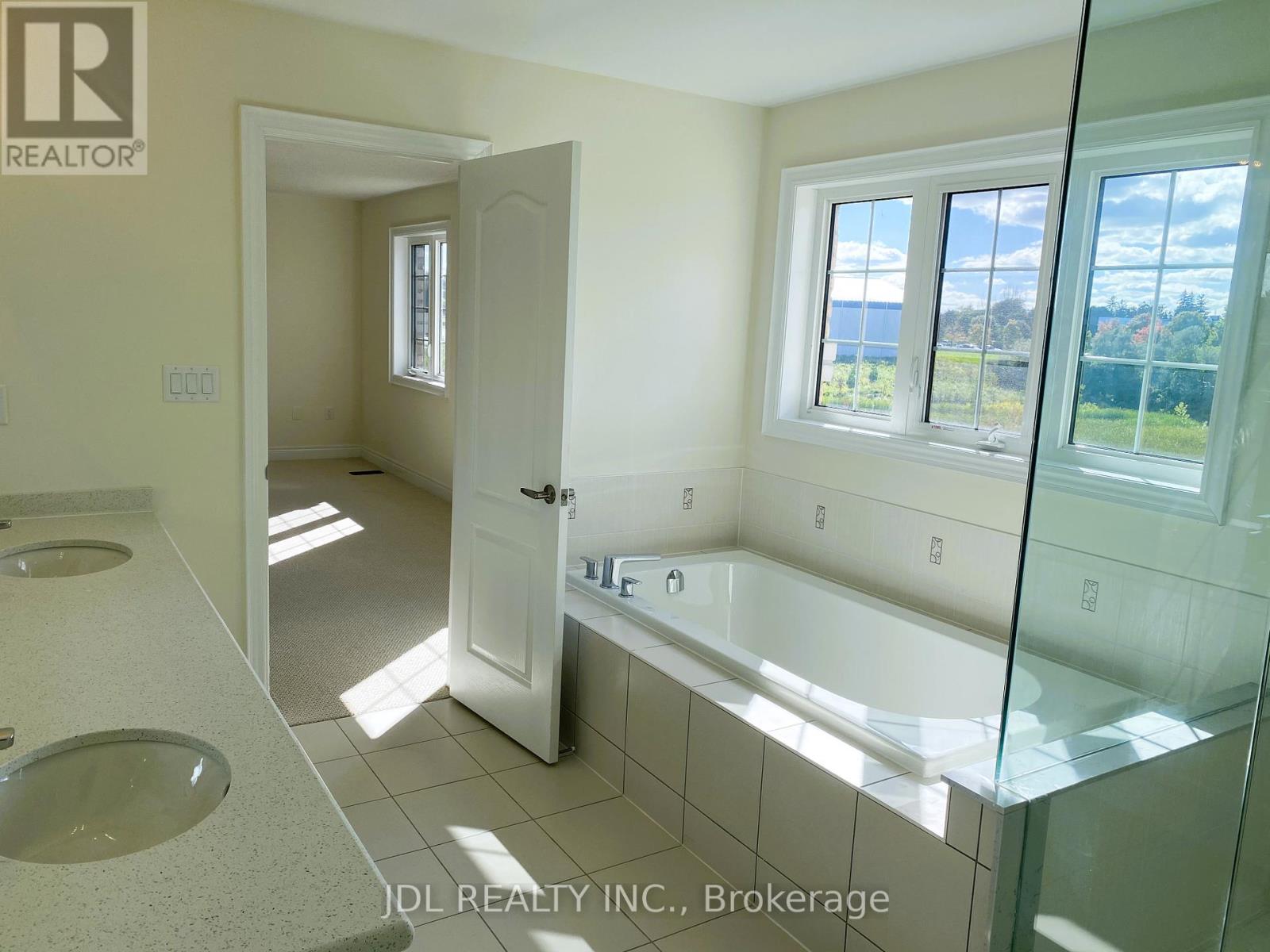 548 Somerville Drive, Newmarket, Ontario  L3X 0K2 - Photo 12 - N12458338