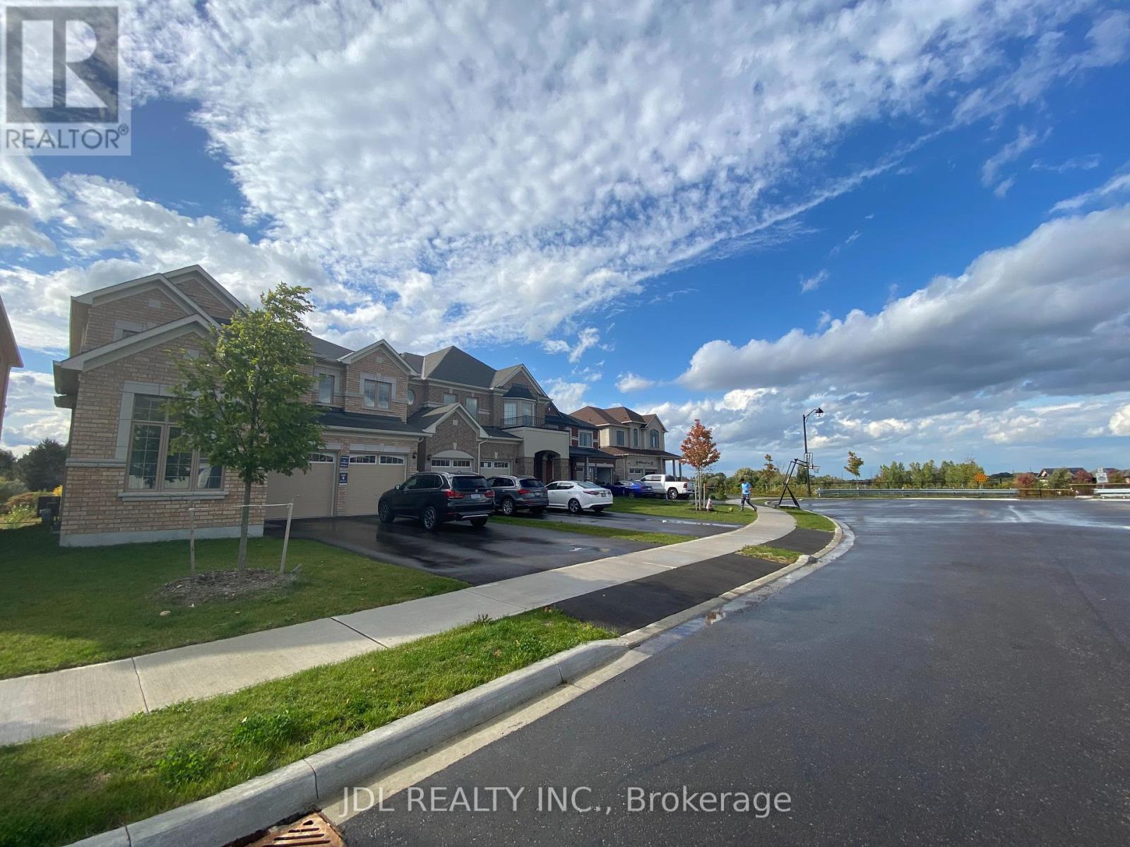 548 Somerville Drive, Newmarket, Ontario  L3X 0K2 - Photo 2 - N12458338