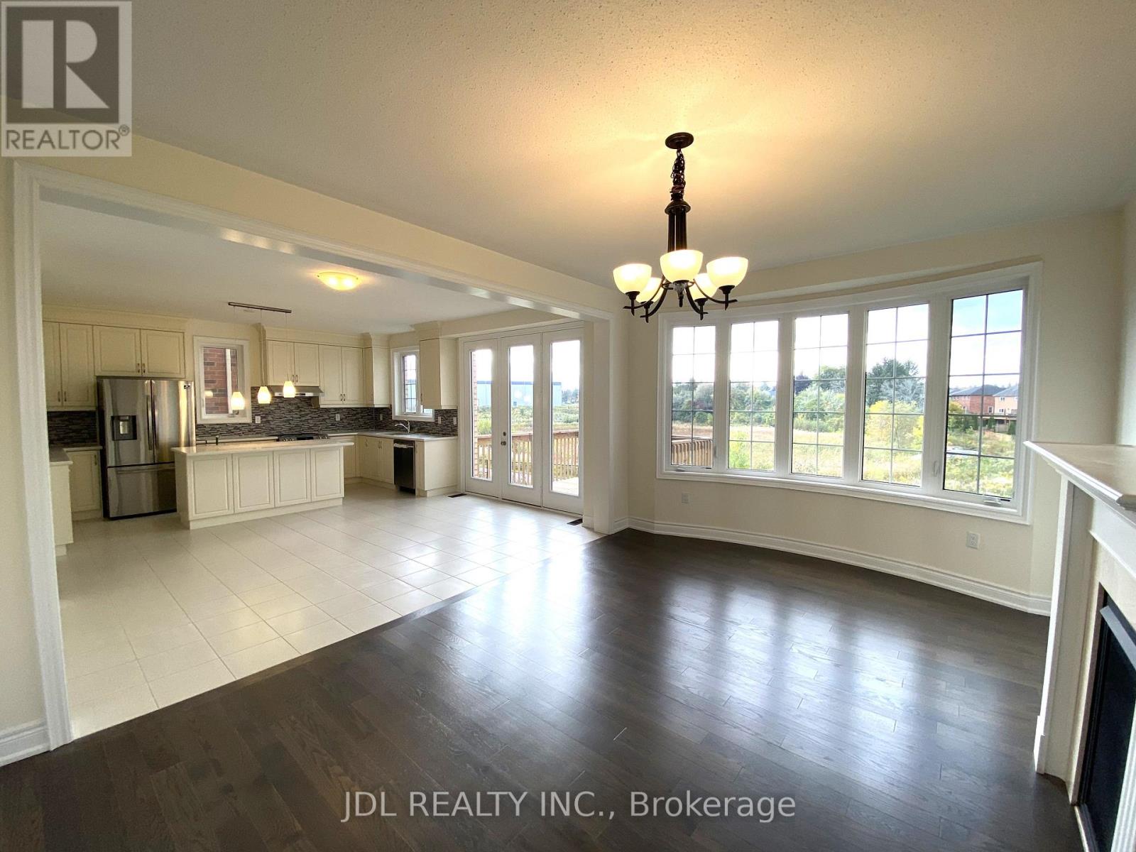 548 Somerville Drive, Newmarket, Ontario  L3X 0K2 - Photo 6 - N12458338