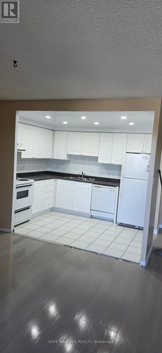 1615 - 135 Hillcrest Avenue, Mississauga, Ontario  L5B 4B1 - Photo 3 - W12458319