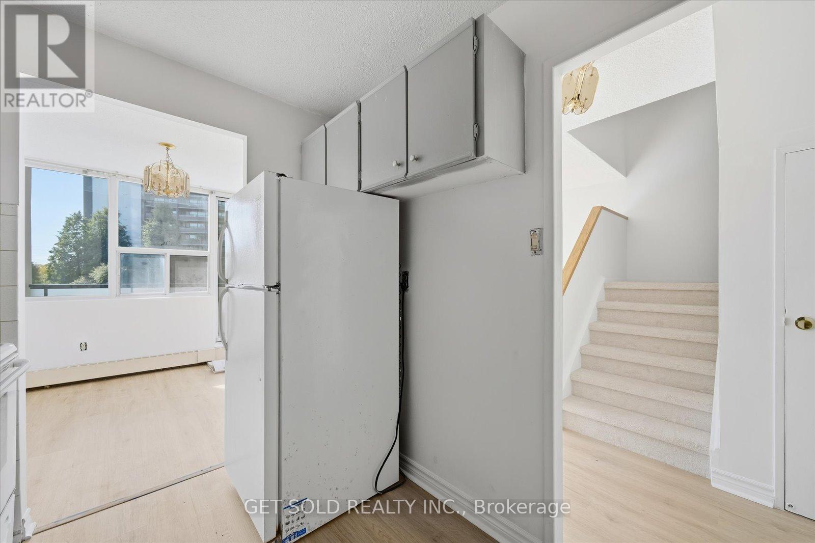 301 - 2121 Roche Court, Mississauga, Ontario  L5K 2C7 - Photo 12 - W12458341