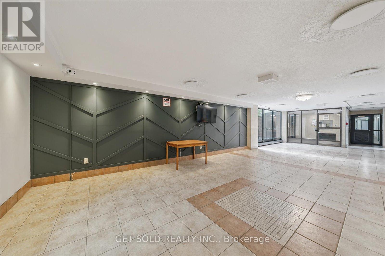 301 - 2121 Roche Court, Mississauga, Ontario  L5K 2C7 - Photo 4 - W12458341