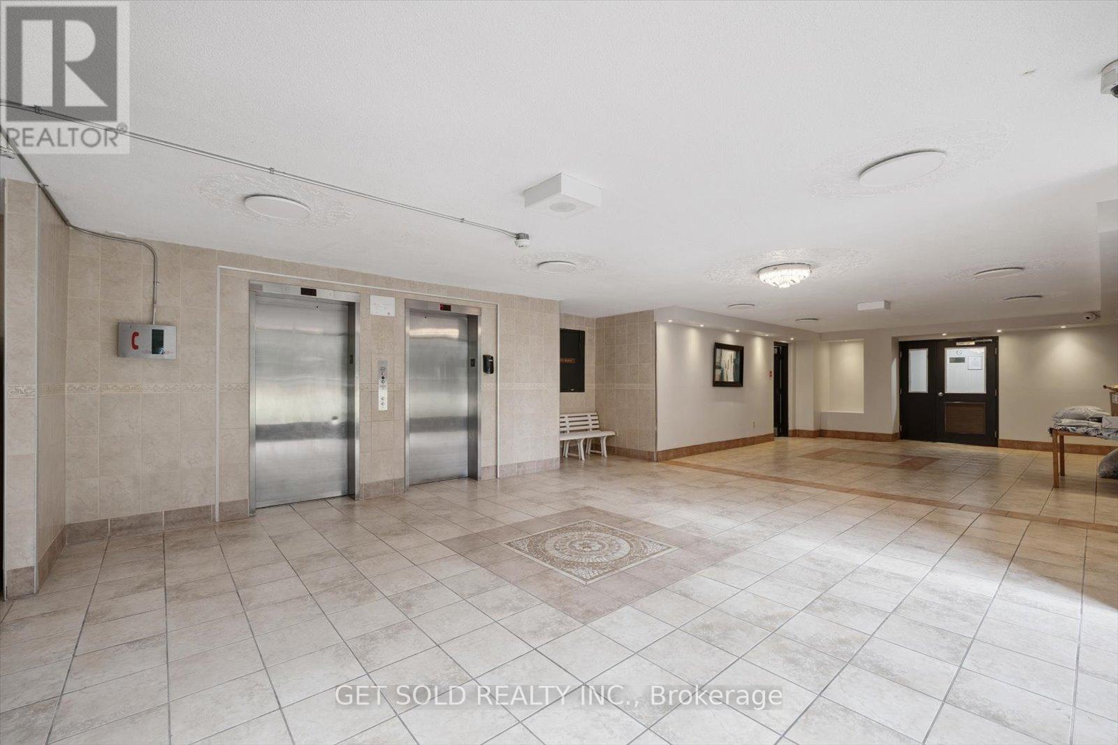 301 - 2121 Roche Court, Mississauga, Ontario  L5K 2C7 - Photo 5 - W12458341