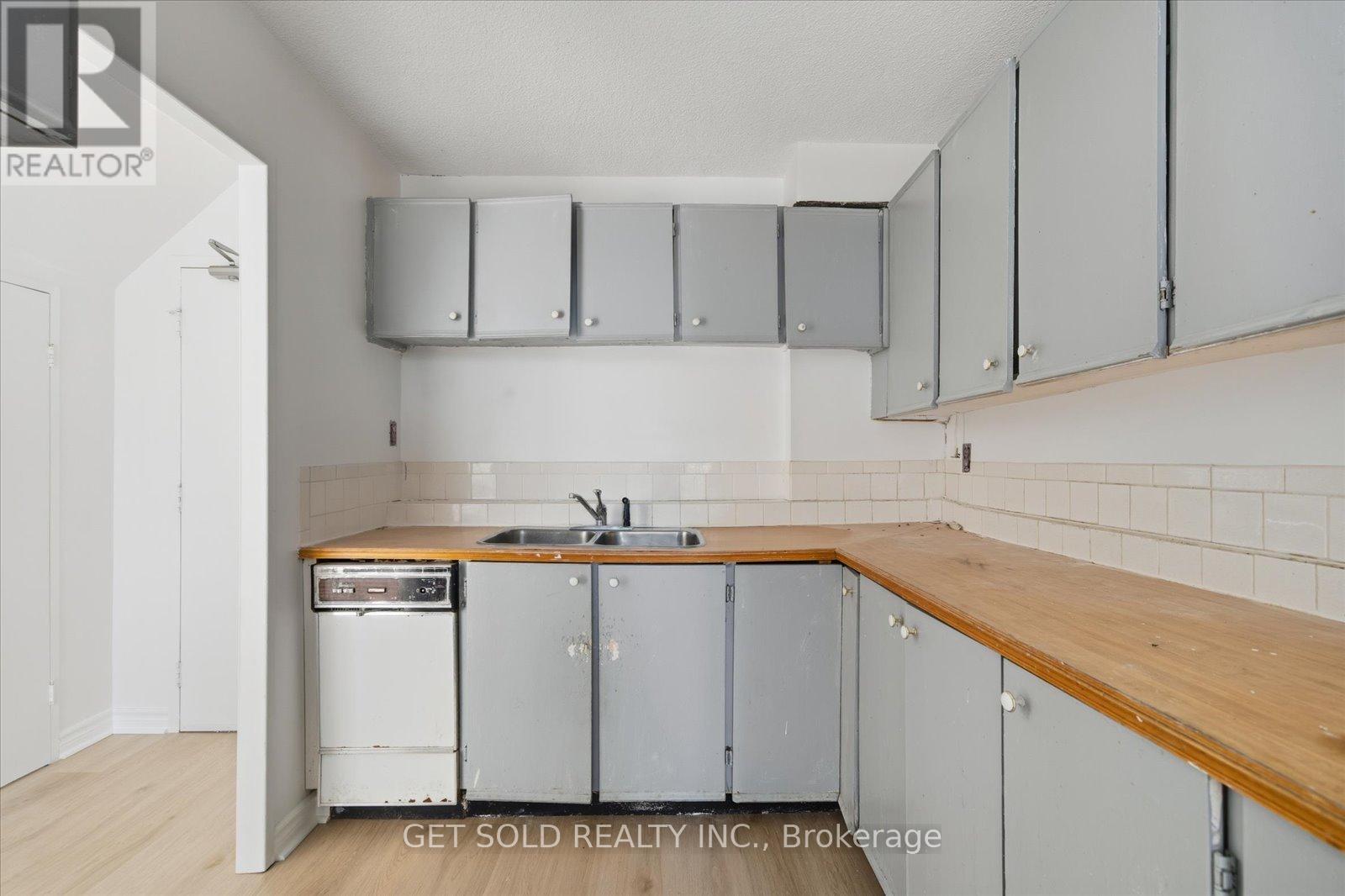 301 - 2121 Roche Court, Mississauga, Ontario  L5K 2C7 - Photo 8 - W12458341