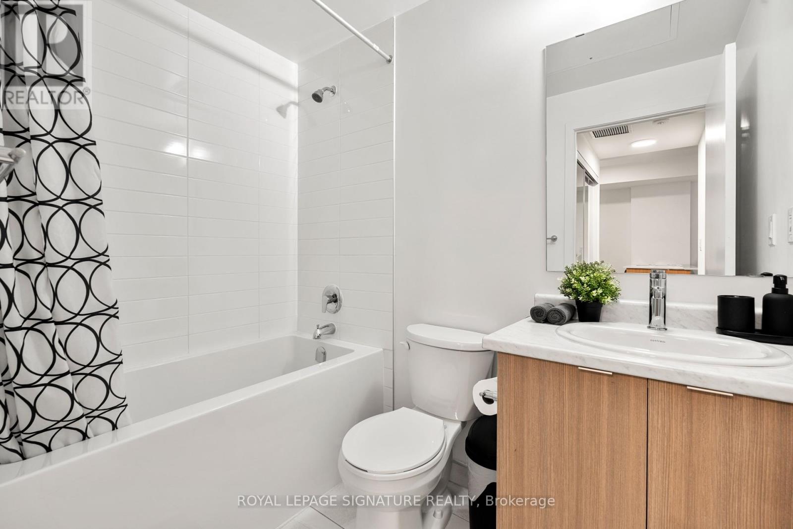 108 - 140 Canon Jackson Drive, Toronto, Ontario  M6M 0B7 - Photo 2 - W12458344