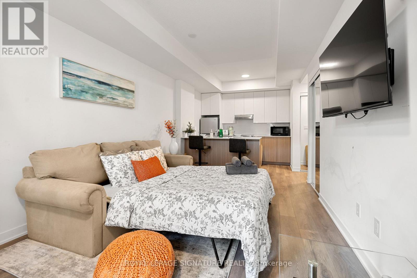 108 - 140 Canon Jackson Drive, Toronto, Ontario  M6M 0B7 - Photo 5 - W12458344
