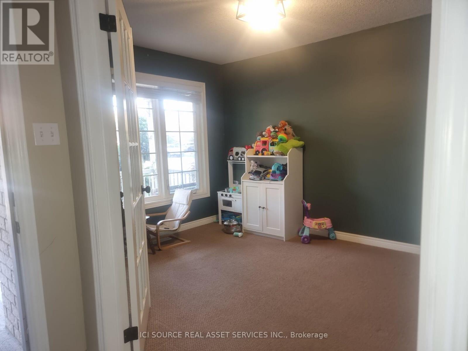 136 Mcarthur Crescent, Guelph, Ontario  N1L 1S3 - Photo 4 - X12458343