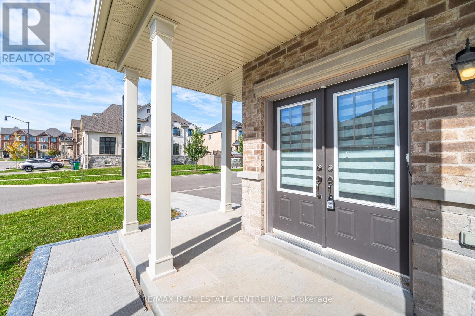 73 Brushwood Drive, Brampton, Ontario  L6Y 6J4 - Photo 5 - W12458363
