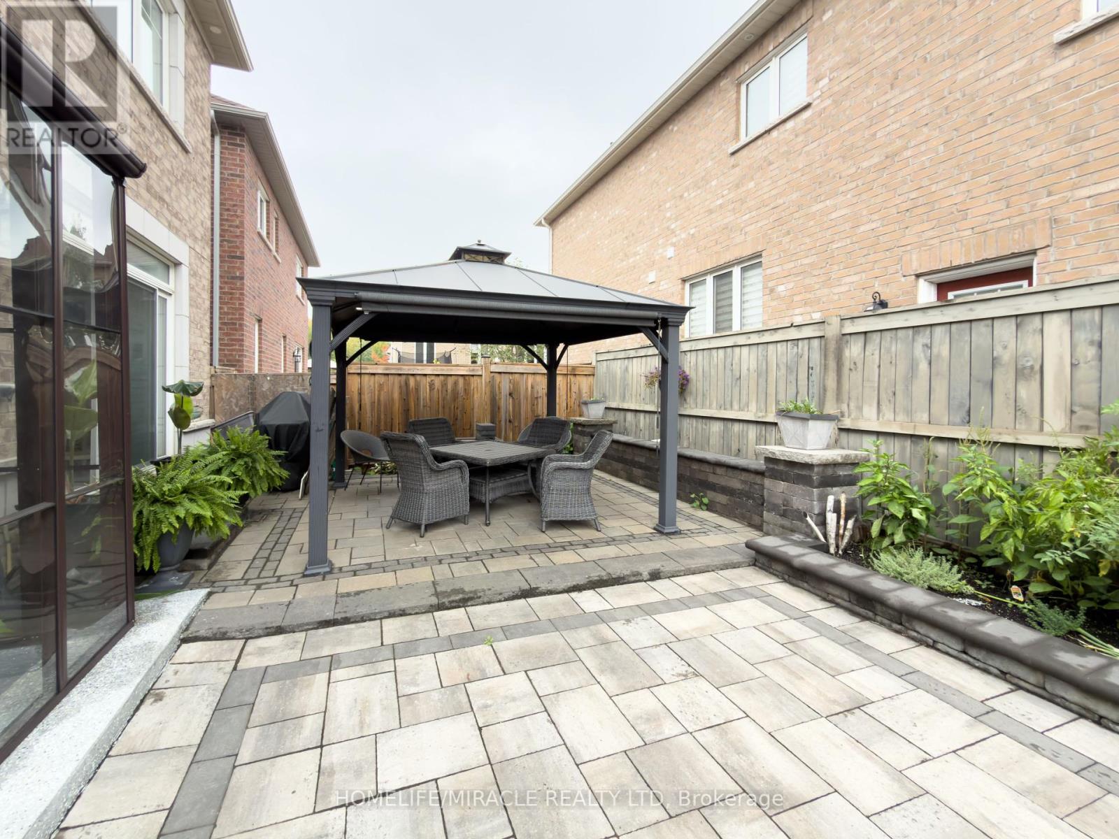 404 Queen Mary Drive, Brampton, Ontario  L7A 4K4 - Photo 13 - W12458377
