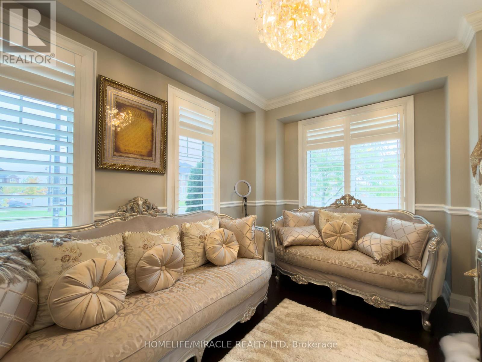 404 Queen Mary Drive, Brampton, Ontario  L7A 4K4 - Photo 5 - W12458377