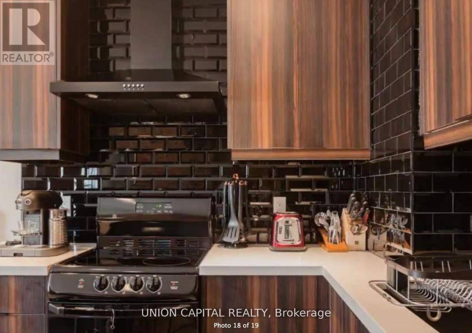 Upper - 1412 Queen Street W, Toronto, Ontario  M6K 1L9 - Photo 18 - W12458385
