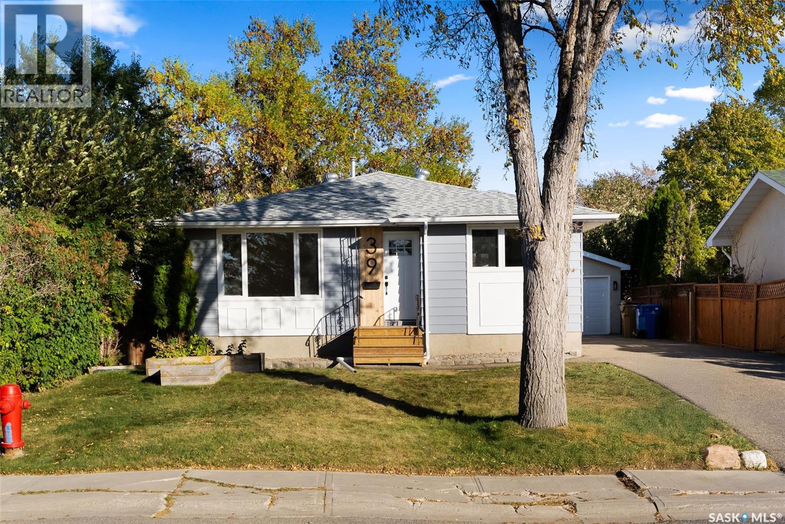 39 Boyce Street, Regina, Saskatchewan  S4R 6M3 - Photo 2 - SK020519