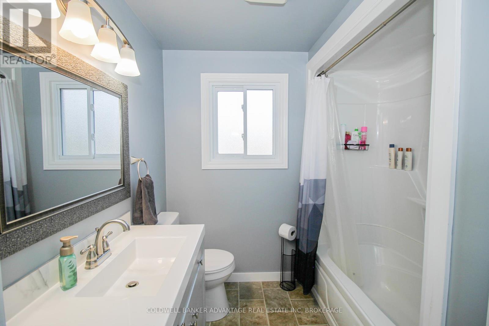 42 Newleaf Crescent, Welland, Ontario  L3C 6B4 - Photo 15 - X12458404