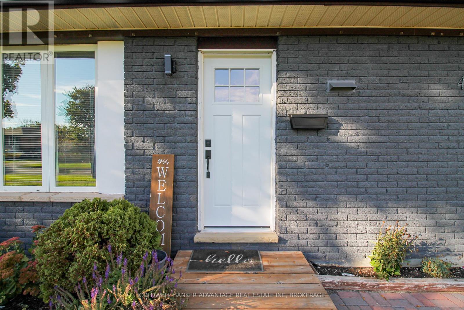 42 Newleaf Crescent, Welland, Ontario  L3C 6B4 - Photo 3 - X12458404