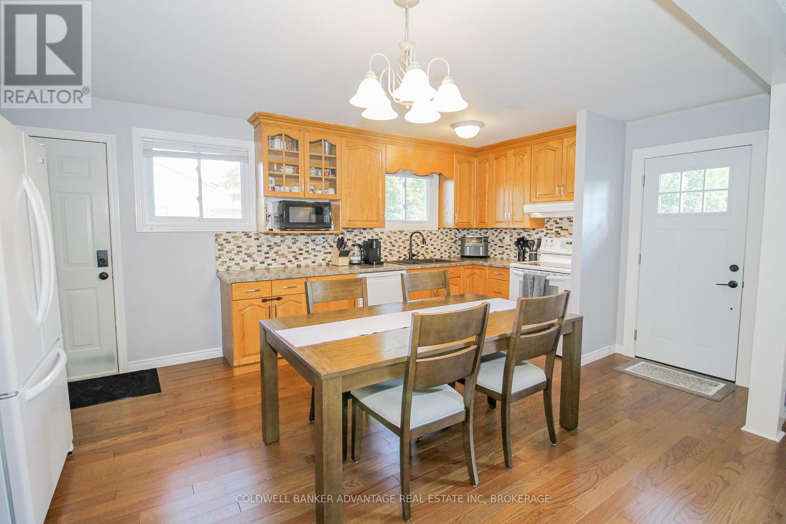 42 Newleaf Crescent, Welland, Ontario  L3C 6B4 - Photo 4 - X12458404