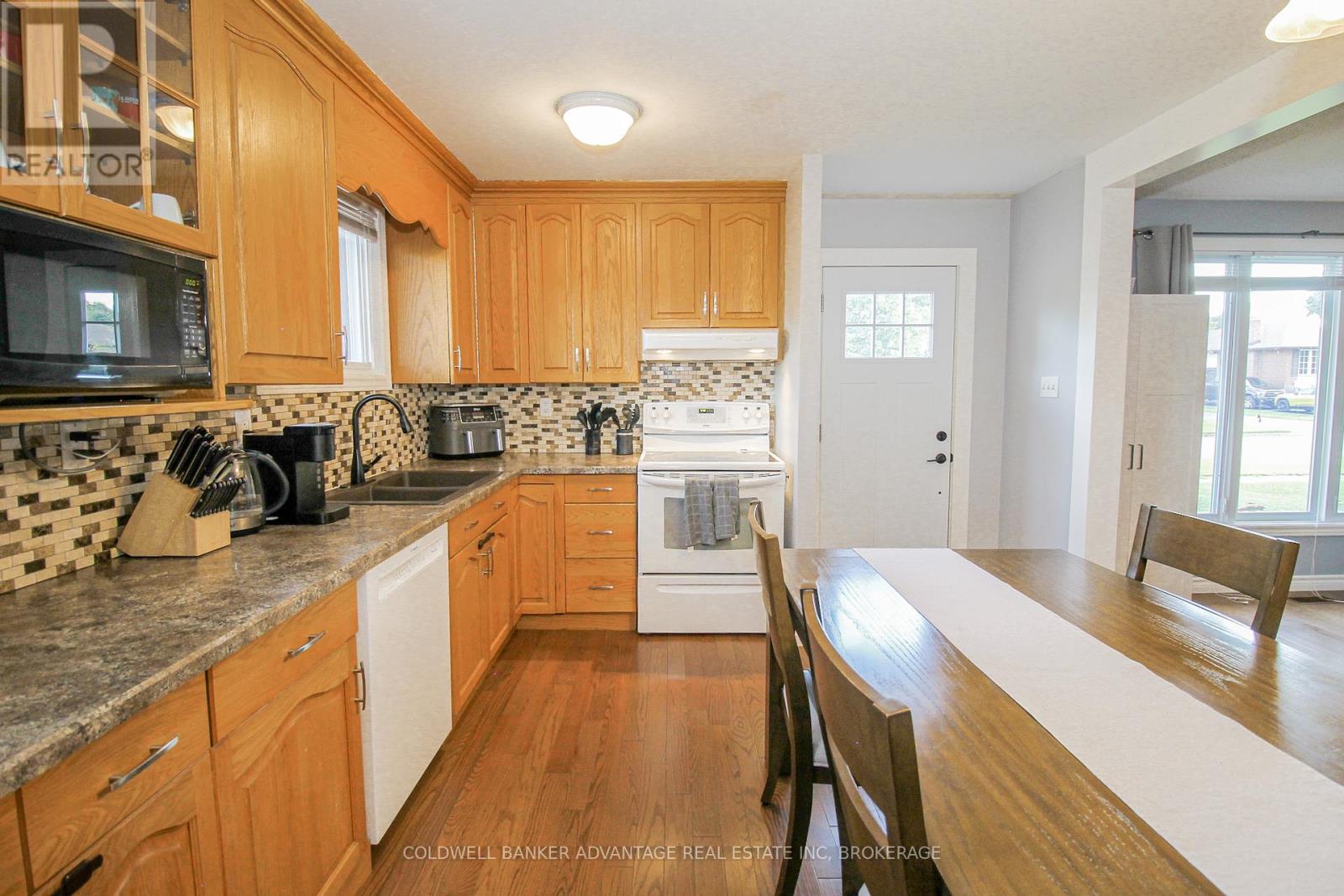 42 Newleaf Crescent, Welland, Ontario  L3C 6B4 - Photo 5 - X12458404