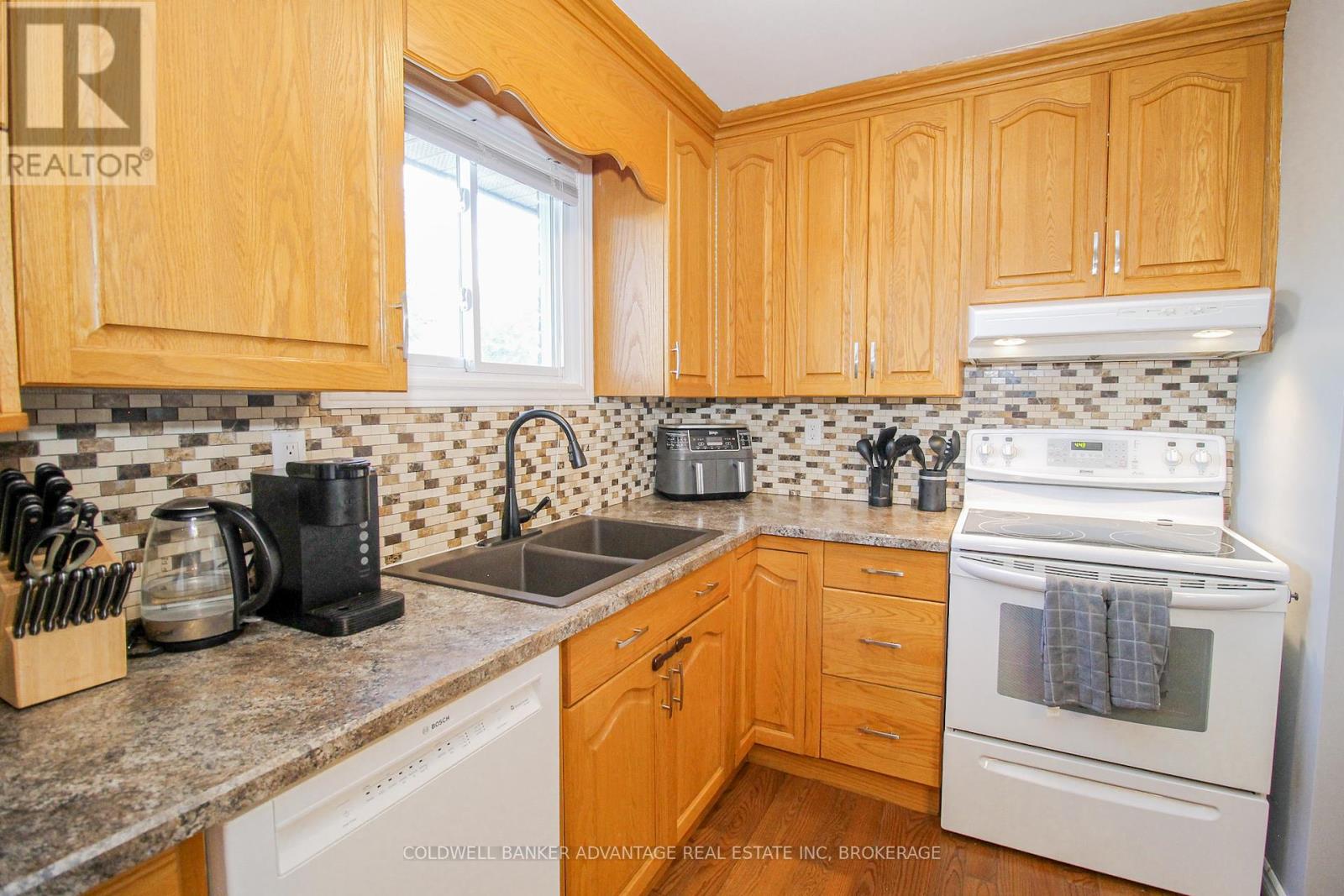 42 Newleaf Crescent, Welland, Ontario  L3C 6B4 - Photo 6 - X12458404