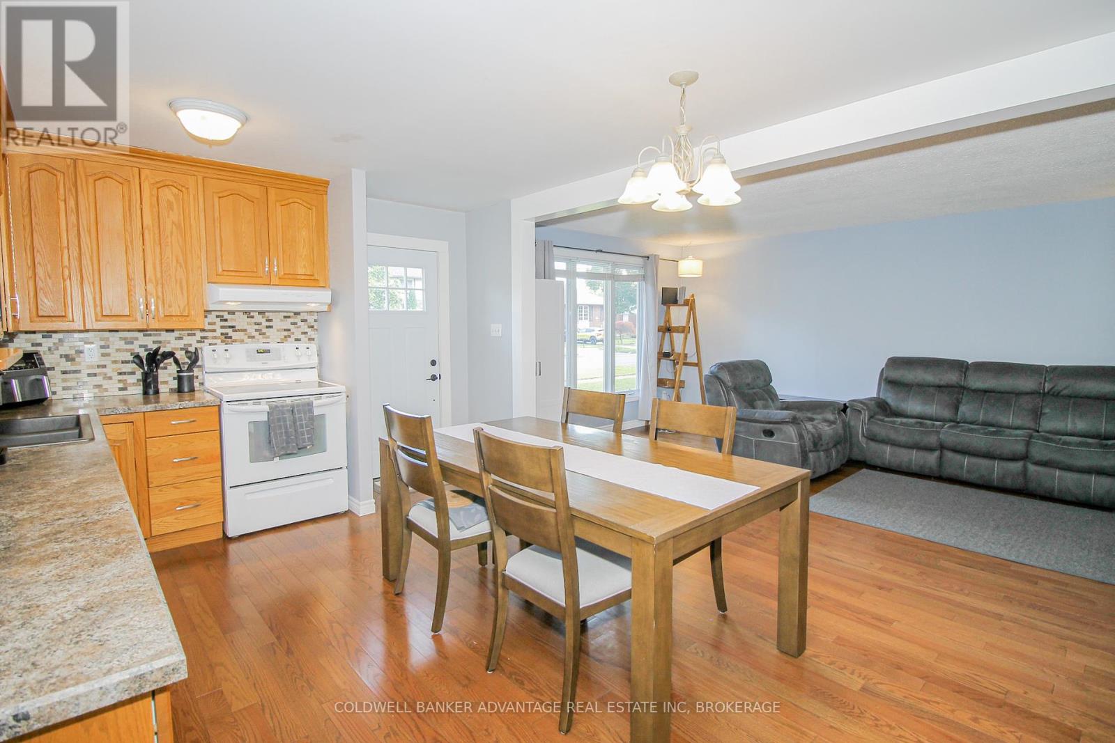 42 Newleaf Crescent, Welland, Ontario  L3C 6B4 - Photo 8 - X12458404