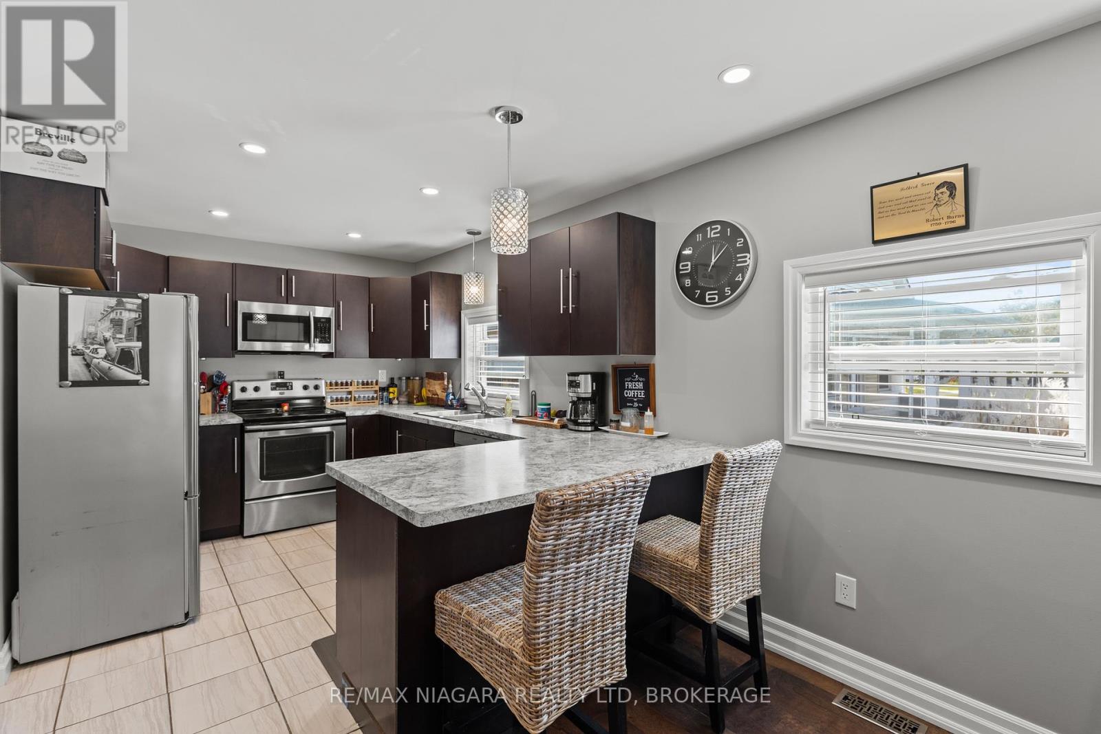 35 Leeper Street, St. Catharines, Ontario  L2S 2N1 - Photo 10 - X12458409