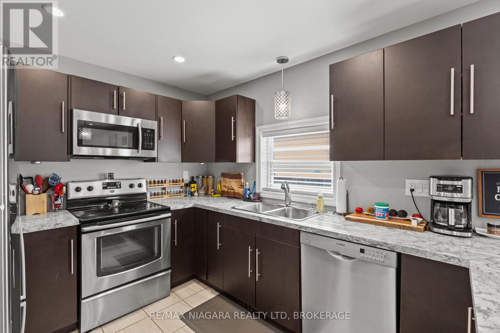 35 Leeper Street, St. Catharines, Ontario  L2S 2N1 - Photo 11 - X12458409