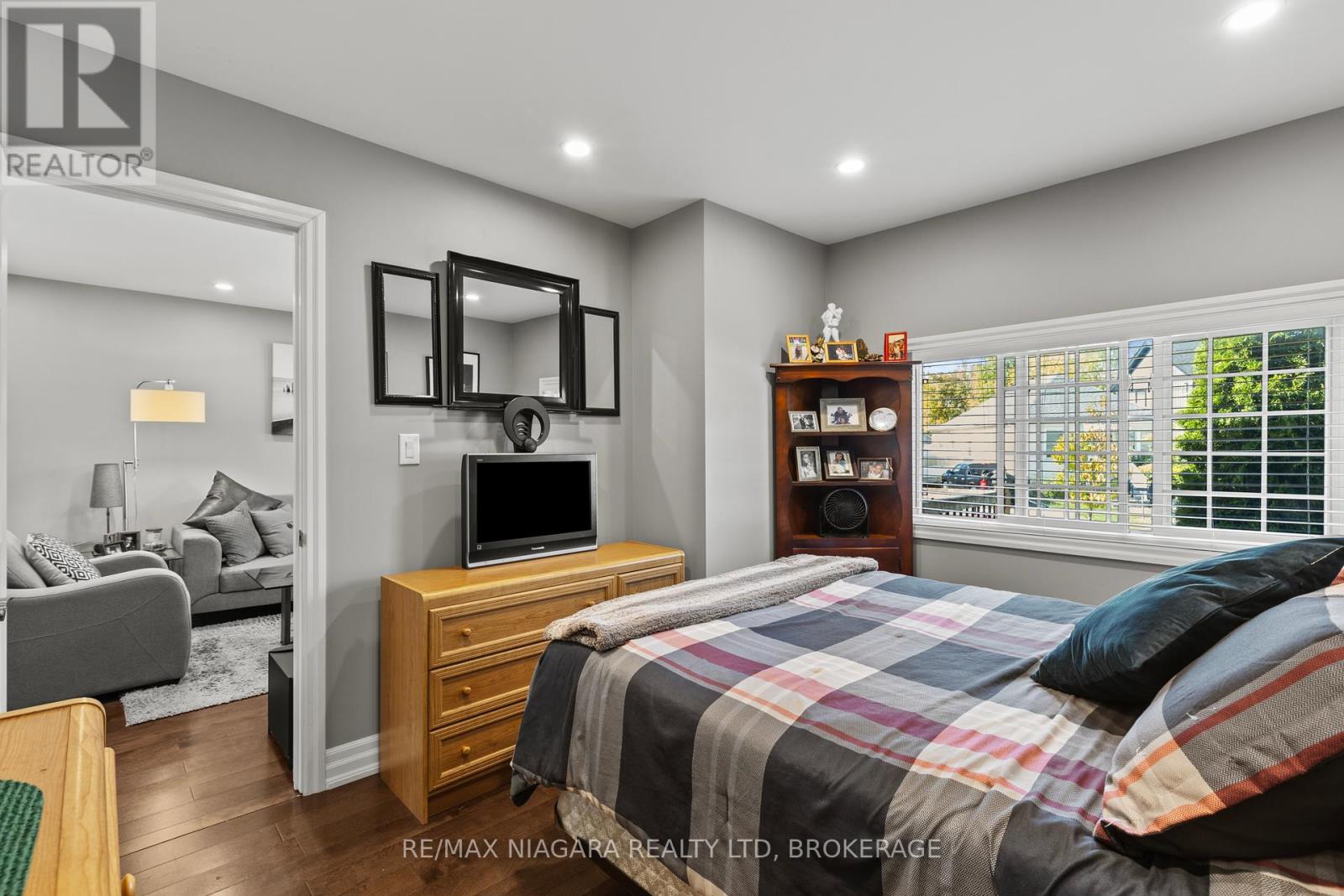 35 Leeper Street, St. Catharines, Ontario  L2S 2N1 - Photo 14 - X12458409