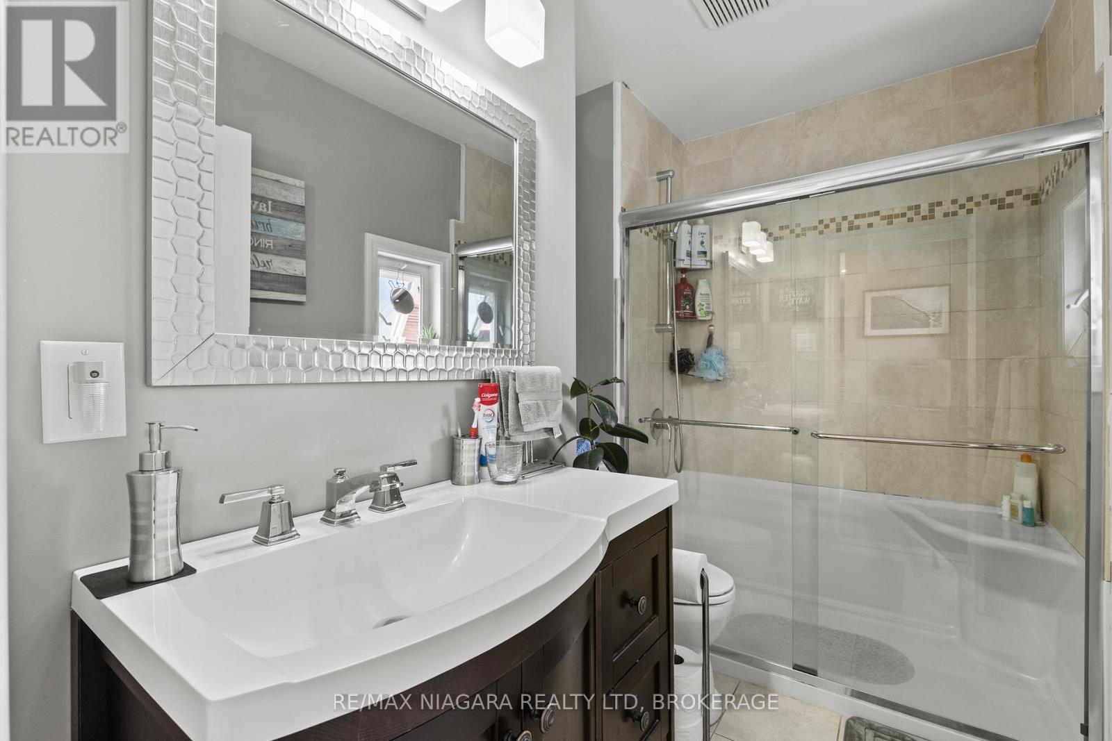 35 Leeper Street, St. Catharines, Ontario  L2S 2N1 - Photo 16 - X12458409