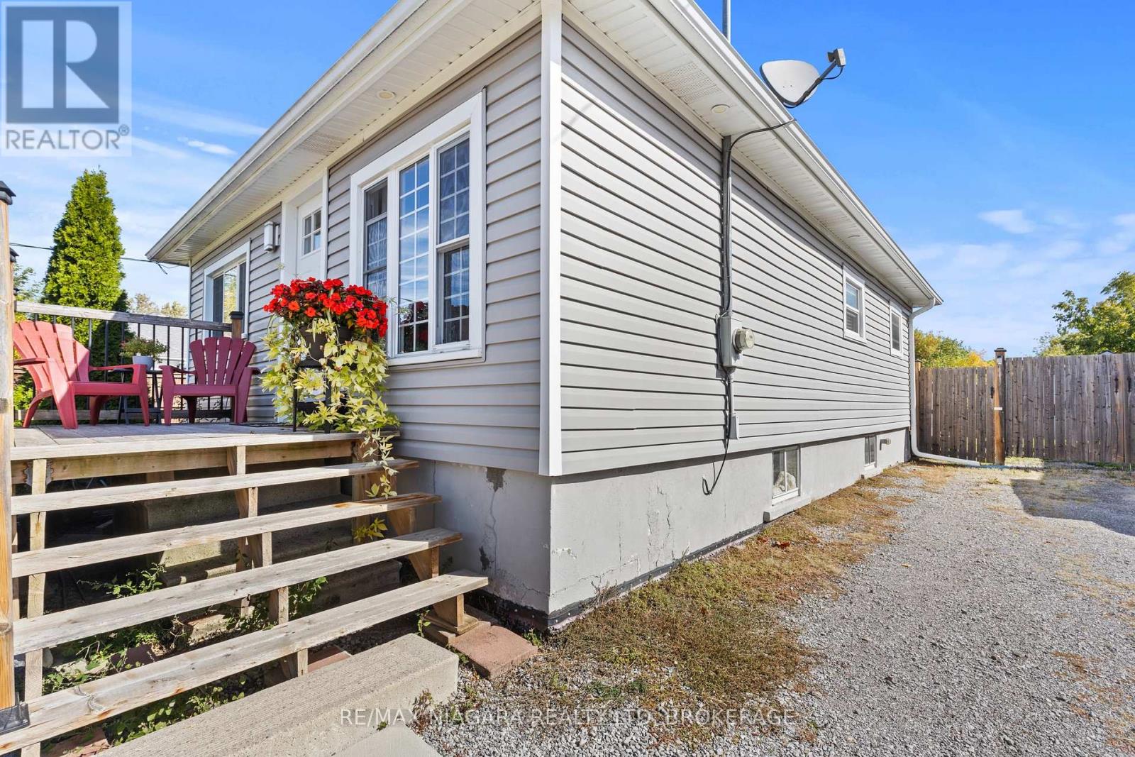 35 Leeper Street, St. Catharines, Ontario  L2S 2N1 - Photo 2 - X12458409