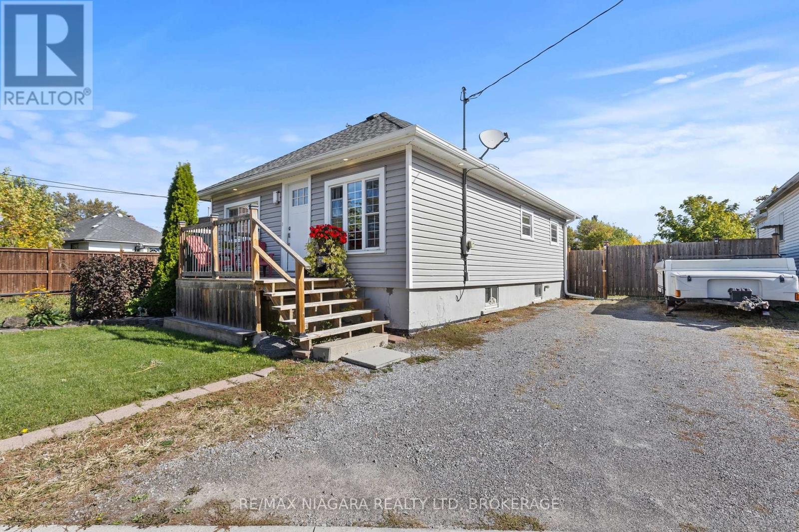 35 Leeper Street, St. Catharines, Ontario  L2S 2N1 - Photo 3 - X12458409