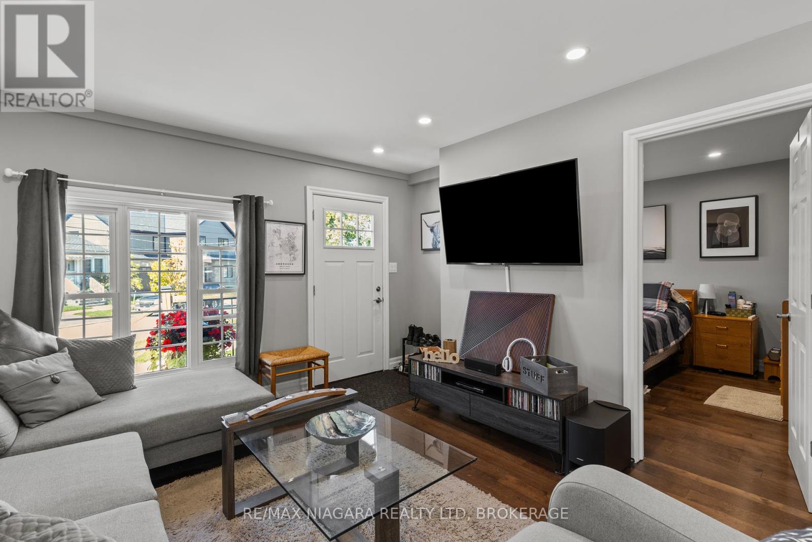 35 Leeper Street, St. Catharines, Ontario  L2S 2N1 - Photo 4 - X12458409